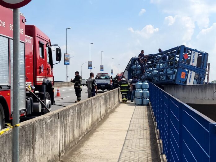 Caminhão carregado com gás tomba em viaduto de São Bernardo - Foto: Marcinho Santos