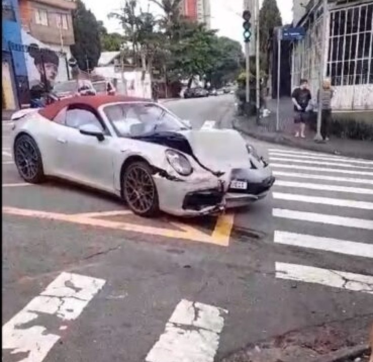 Carro envolvido em acidente