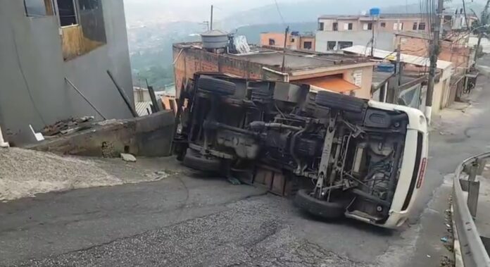 Caminhão tomba em São Bernardo. Foto: reprodução Viva ABC