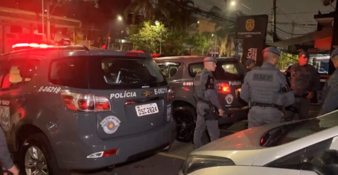 Policiais no laboratório. Foto: Viva ABC