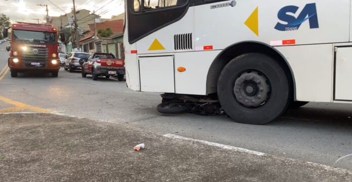 Ônibus passa por cima de motocicleta. Foto Viva ABC