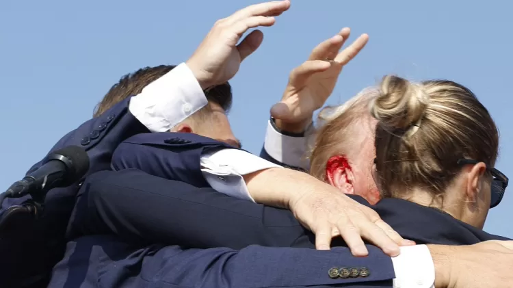 Trump atingido na orelha. Anna Moneymaker/Getty Images/AFP