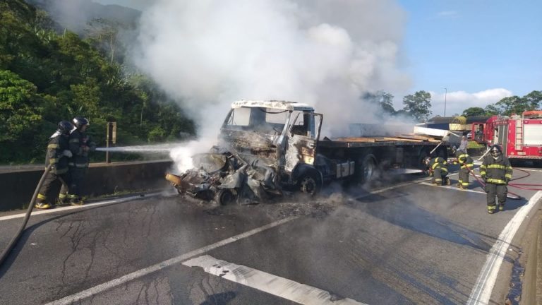 Agentes do Corpo de Bombeiros controlaram o incêndio. Foto: Divulgação