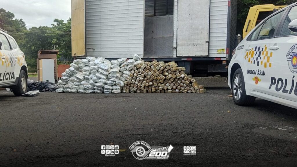 Caminhão carregado com maconha apreendido. Foto: Polícia Militar