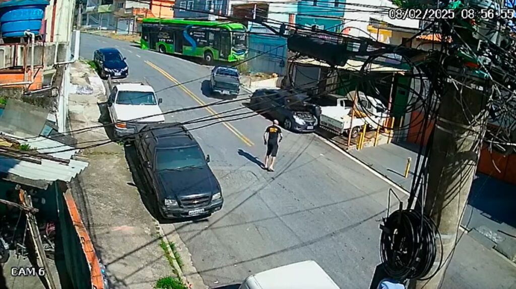 Ônibus desgovernado atingiu veículos, um imóvel e uma árvore na zona sul de SP. Foto: Reprodução X